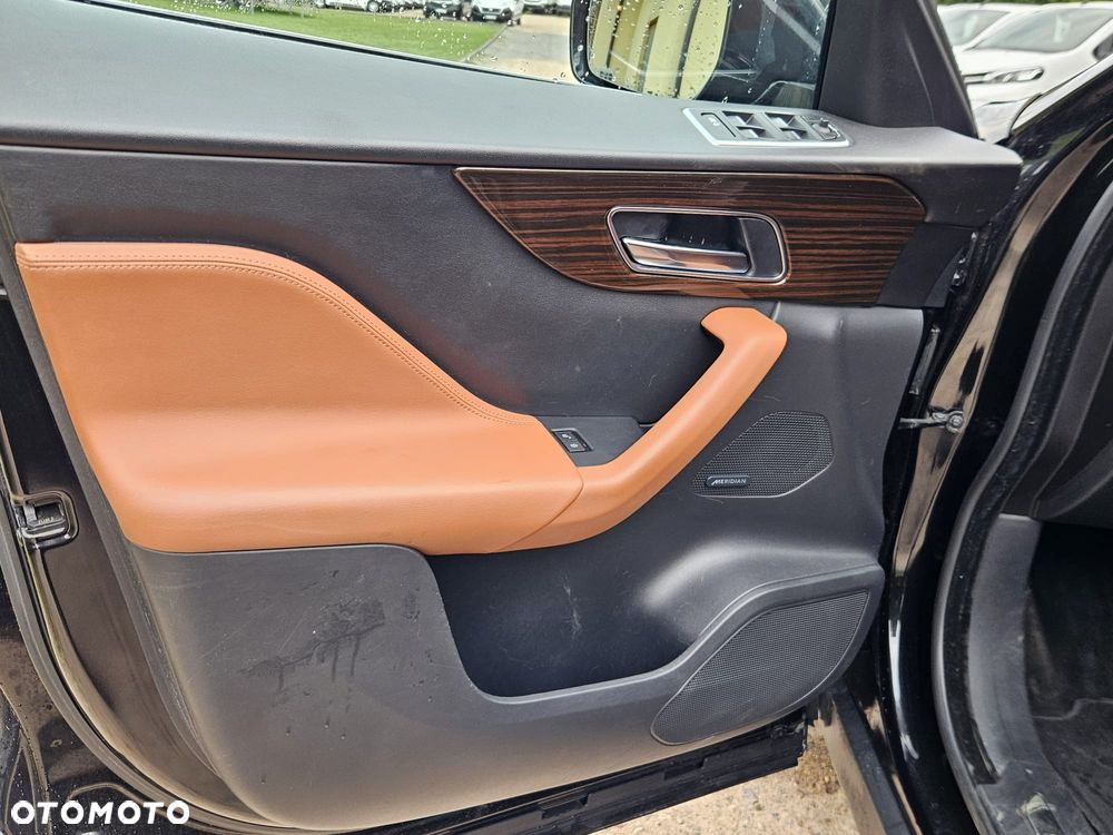 Jaguar F-Pace 2.0 i4D AWD Prestige - 28