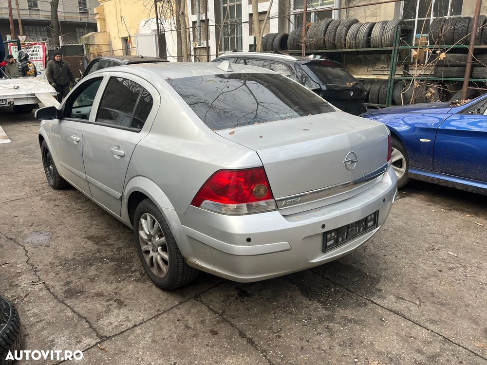 Dezmembrez Opel Astra H sedan facelift 1,6 benzina 2008 Z157 argintiu gri - 3