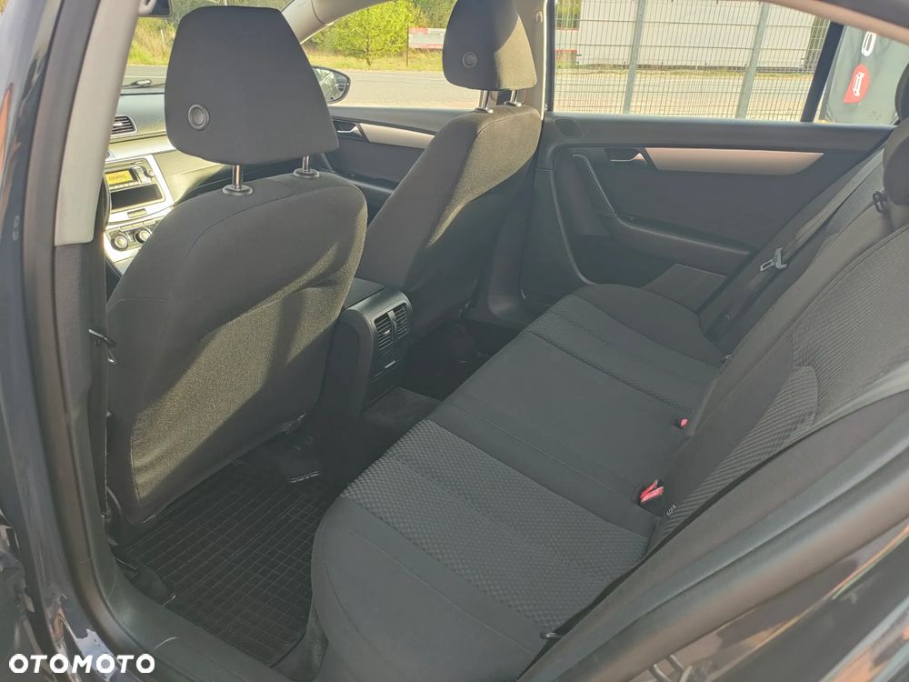 Volkswagen Passat 2.0 Blue TDI SCR Trendline - 17
