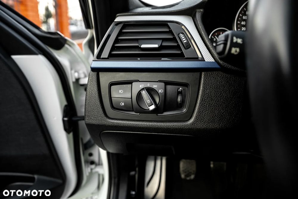 BMW Seria 3 320d xDrive M Sport - 29