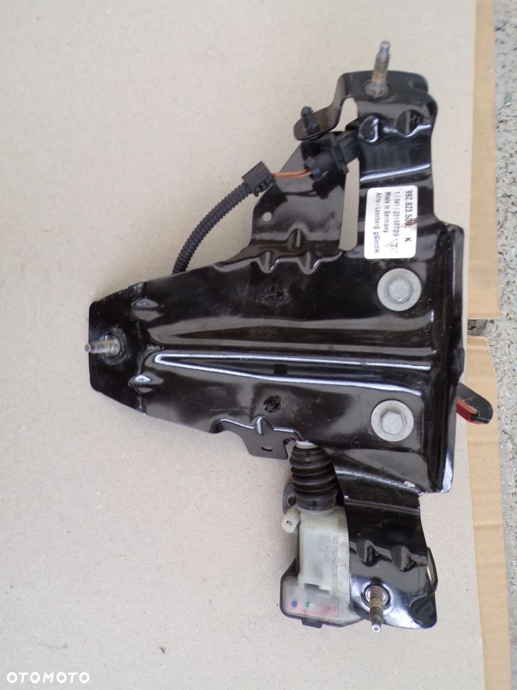 ZAMEK MASKI PORSCHE 911 992823509K - 2