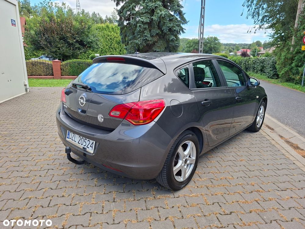 Opel Astra 2011 photo 3