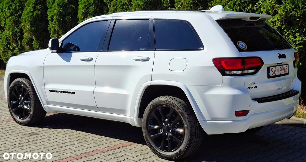 Jeep Grand Cherokee - 24