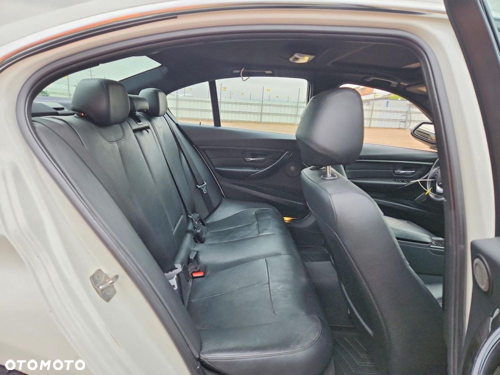BMW Seria 3 328i xDrive Sport Line - 9
