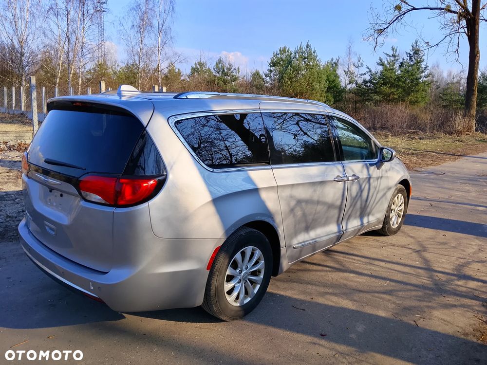 Chrysler Pacifica - 4