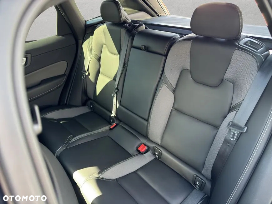Volvo XC 60 B4 B Plus Dark - 19