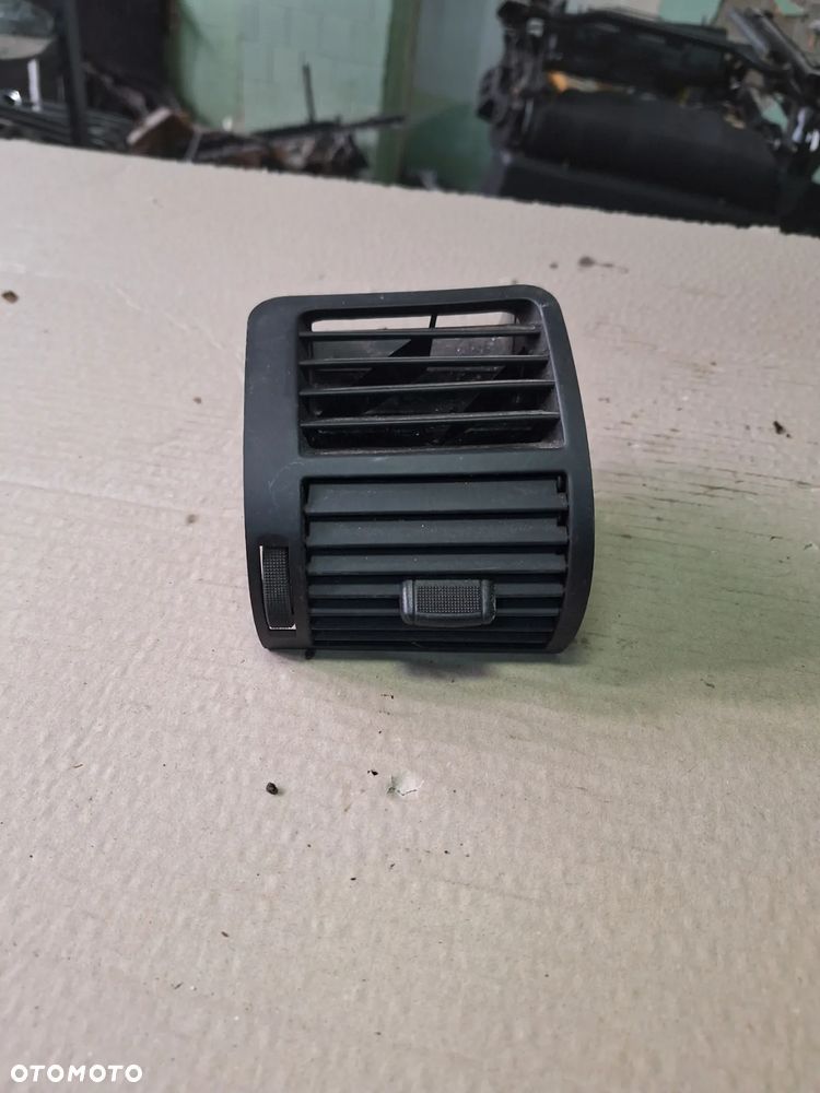 AUDI A2 kratka nawiewu lewa 8Z0820901E   (19/6)