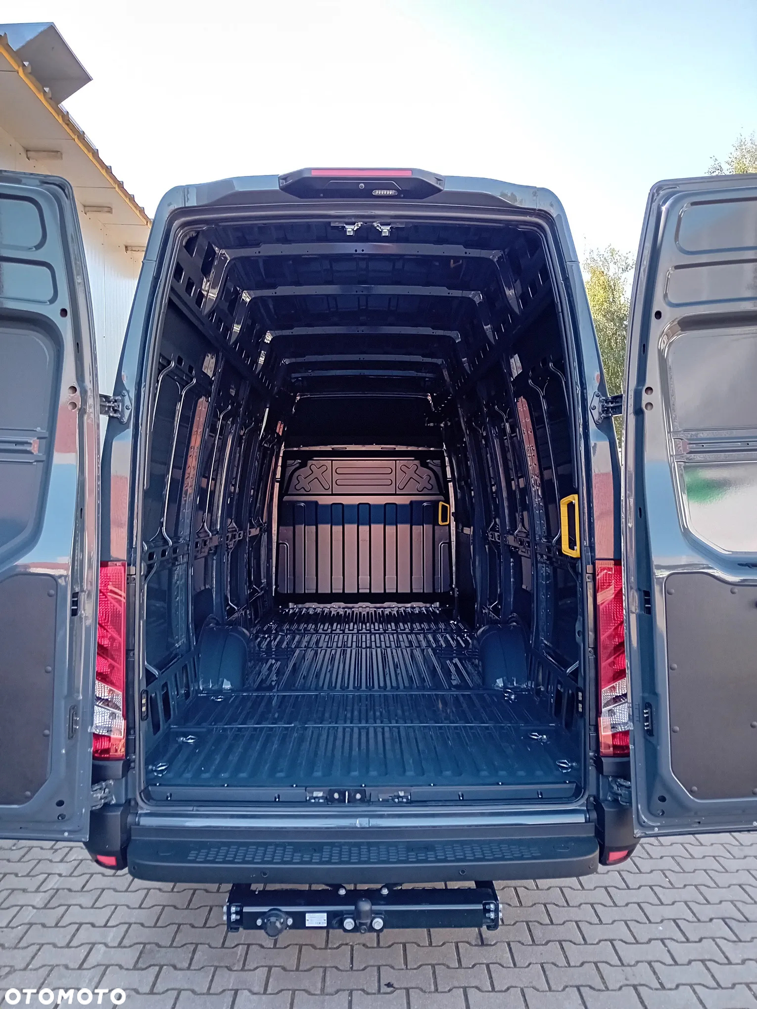 Iveco Daily 35S18HA8 V 3.0 Diesel Hi-Matic Furgon L4H3 - 18
