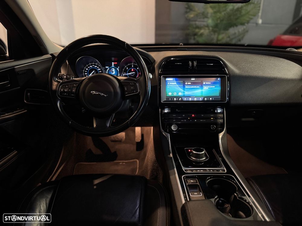 Jaguar XE 2.0 D R-Dynamic HSE - 33
