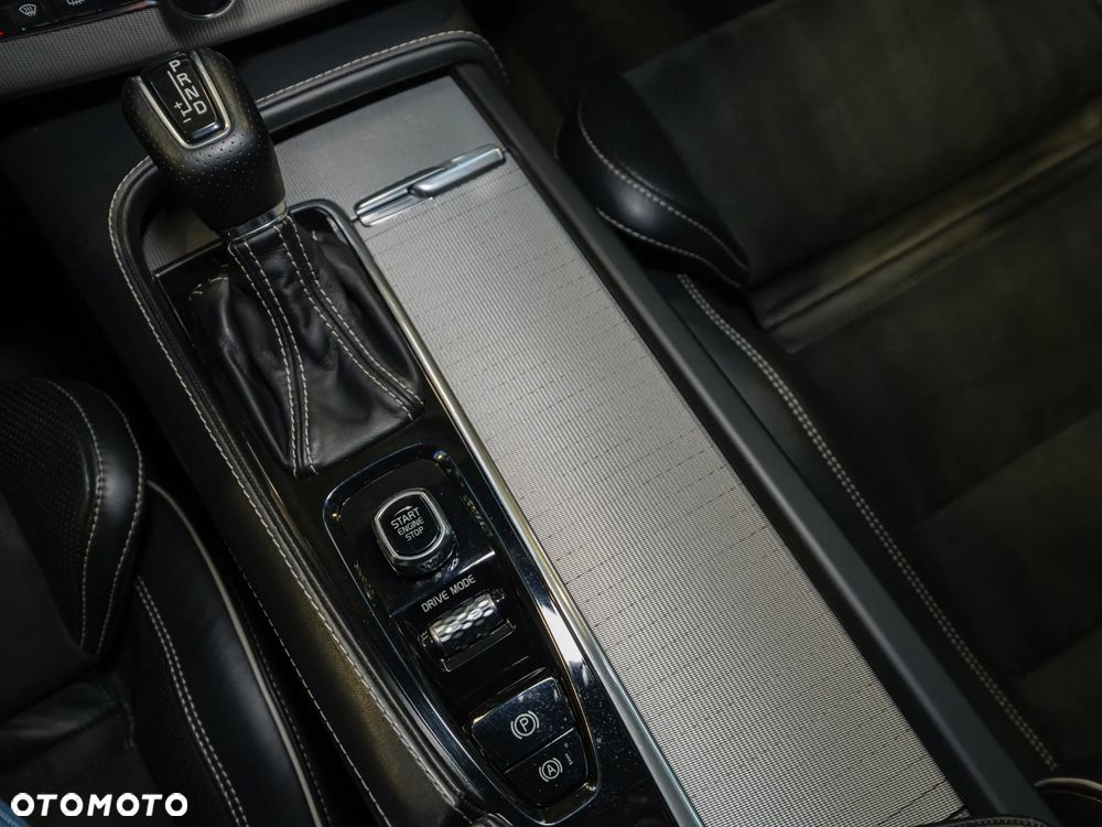 Volvo XC 90 D5 SCR AWD R-Design 7os - 27