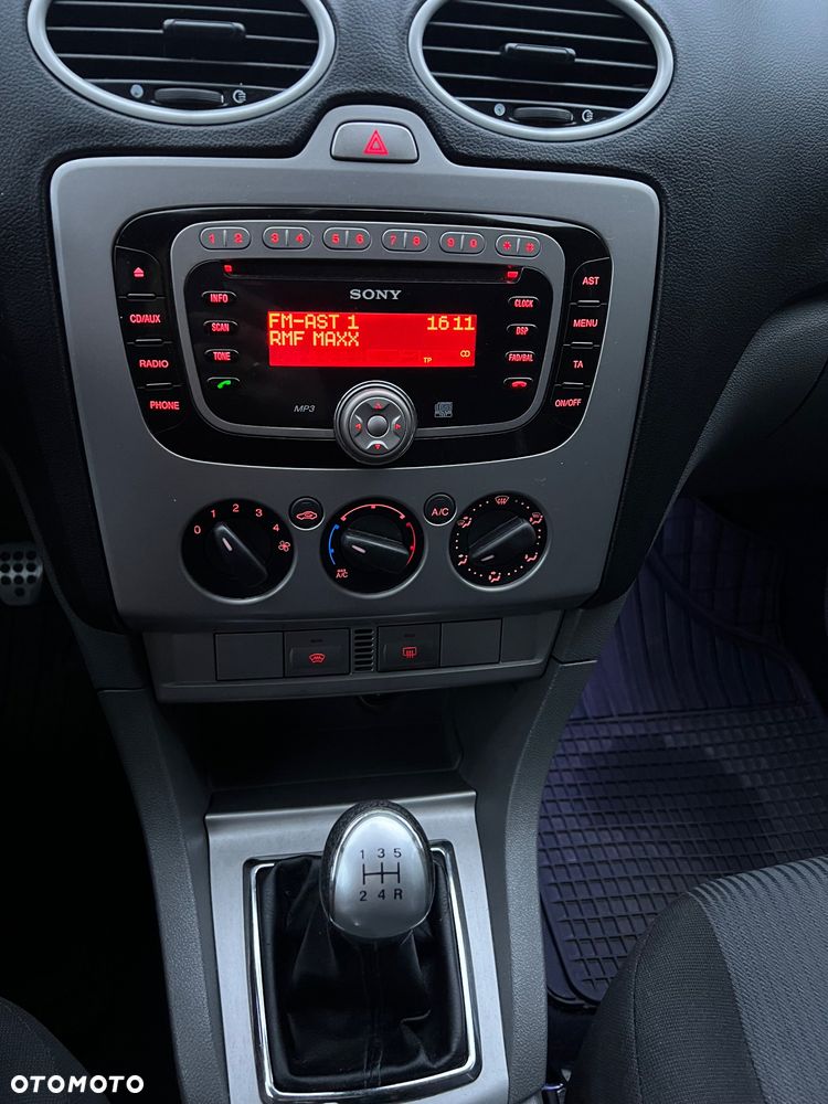 Ford Focus 1.6 16V Trend - 12
