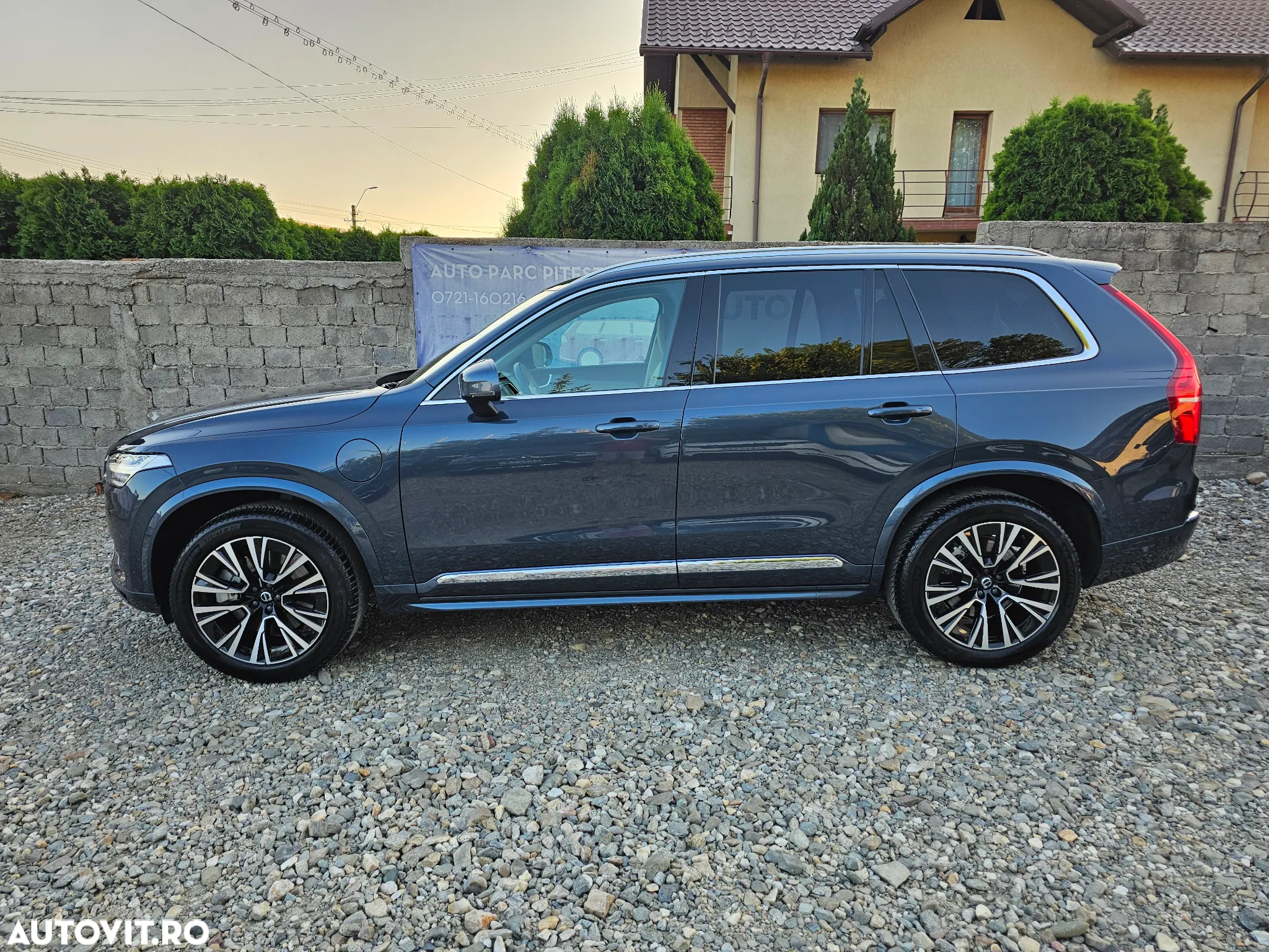 Volvo XC 90 T8 AWD Plug-in Hybrid Plus Dark - 11
