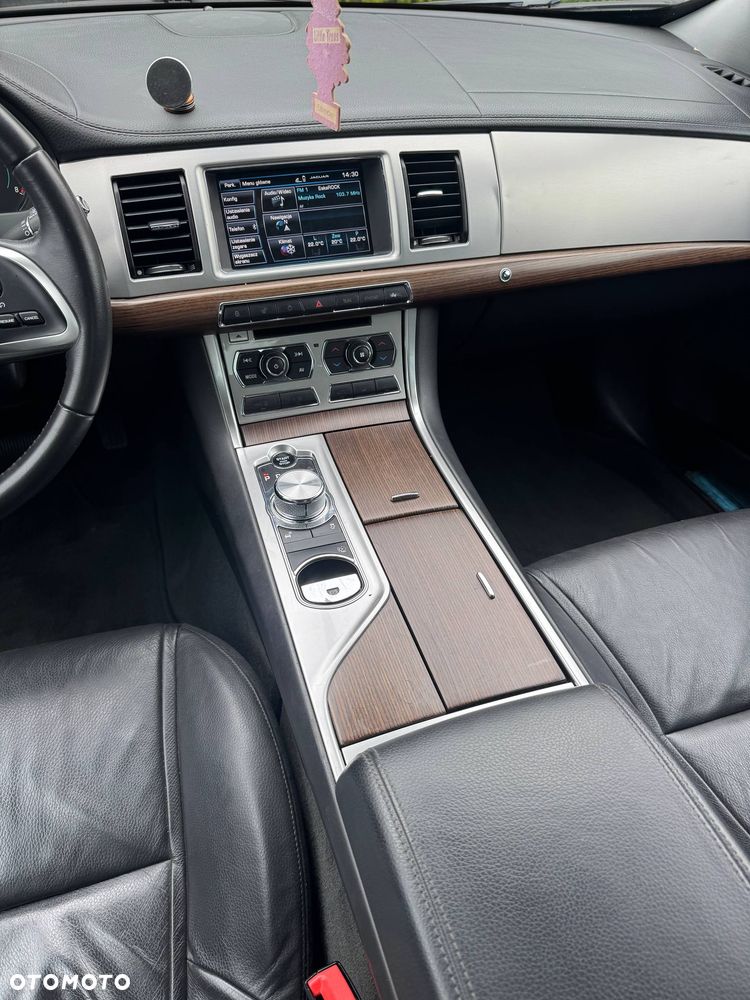 Jaguar XF 2.0 T Luxury - 16
