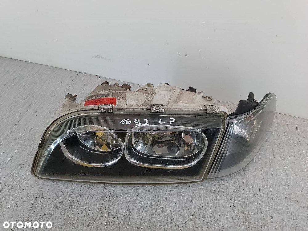 LAMPA PRZÓD LEWA VOLVO V40 ( 95-04 ) 1AG247002-01  30899878 - 9