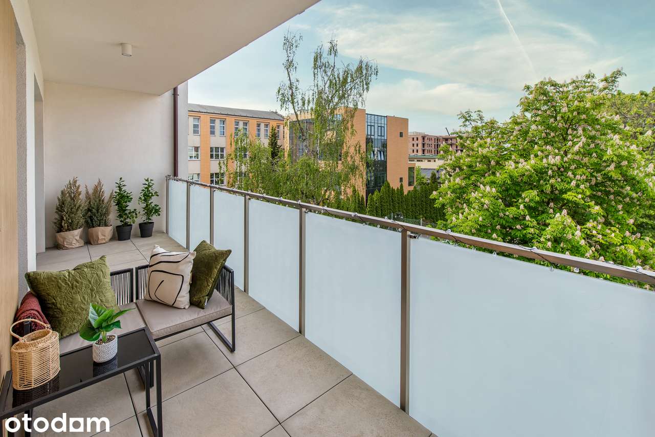 apartament w centrum miasta z widokiem na zieleń i dużym tarasem