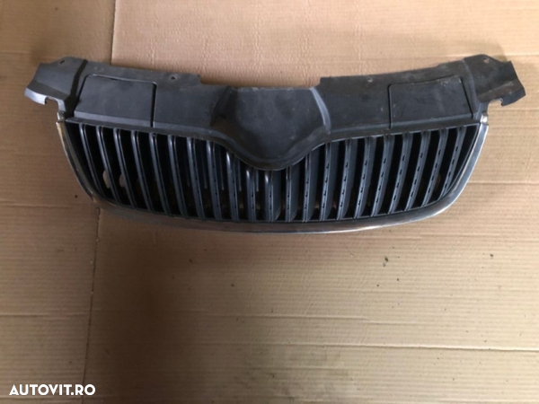 Grila centrala radiator Skoda Roomster cod  : 5J0853668A