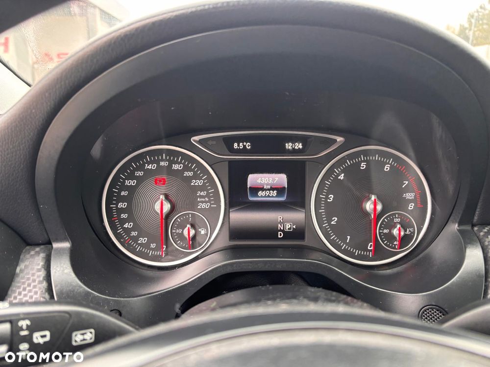 Mercedes-Benz GLA 180 7G-DCT - 15