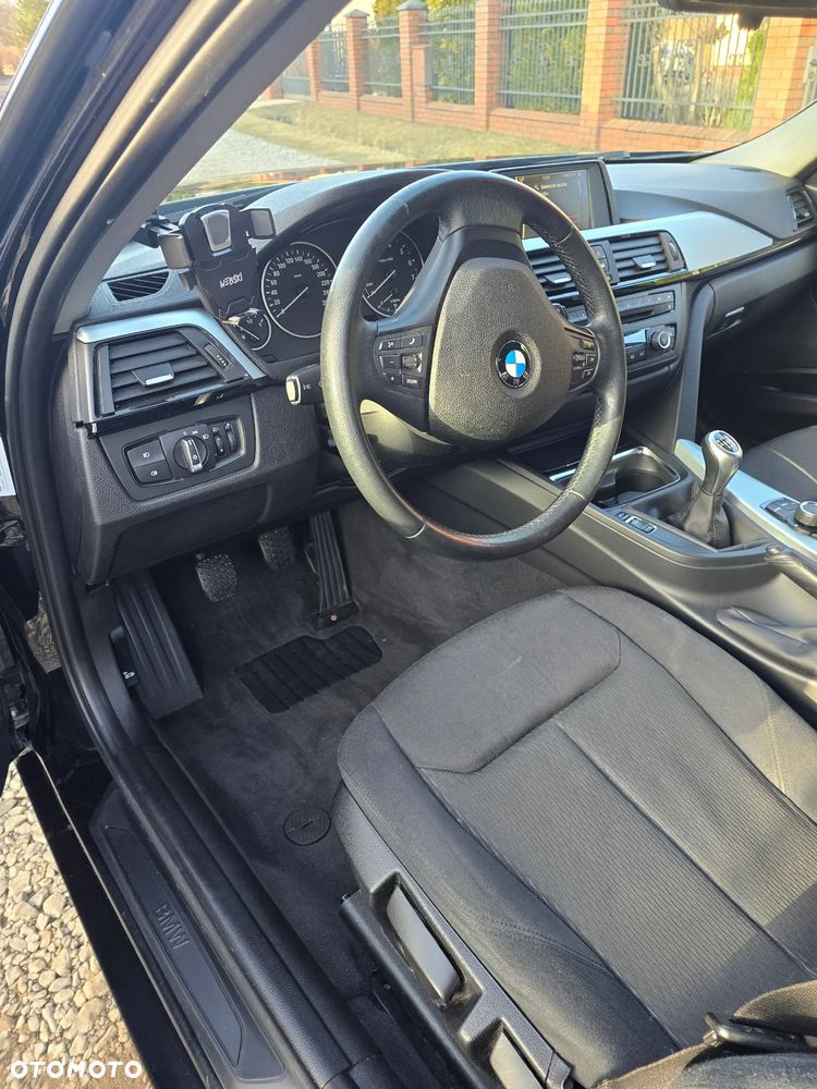 BMW Seria 3 320i xDrive - 10
