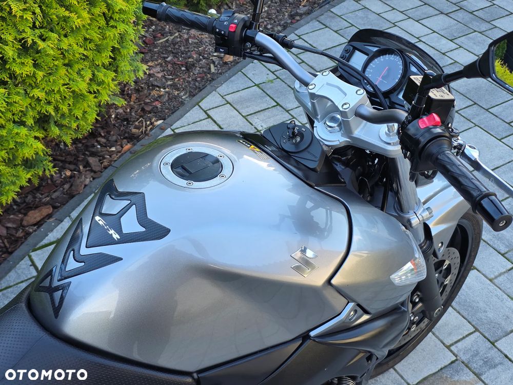 Suzuki GSR - 12