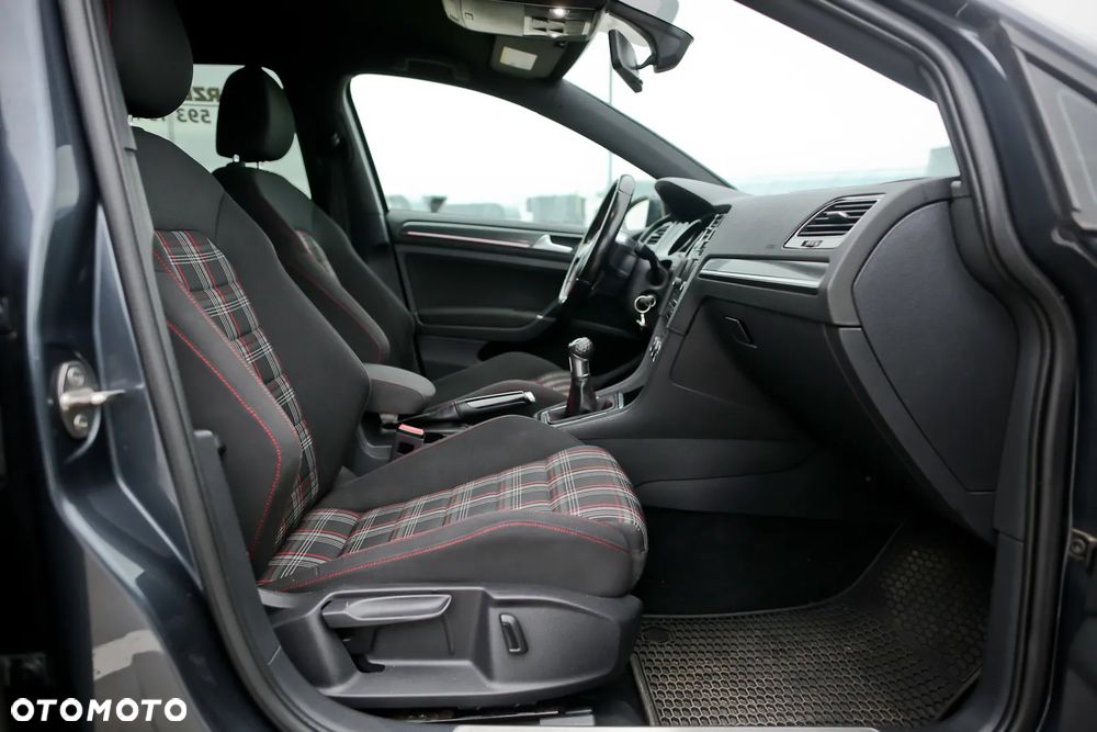 Volkswagen Golf - 21