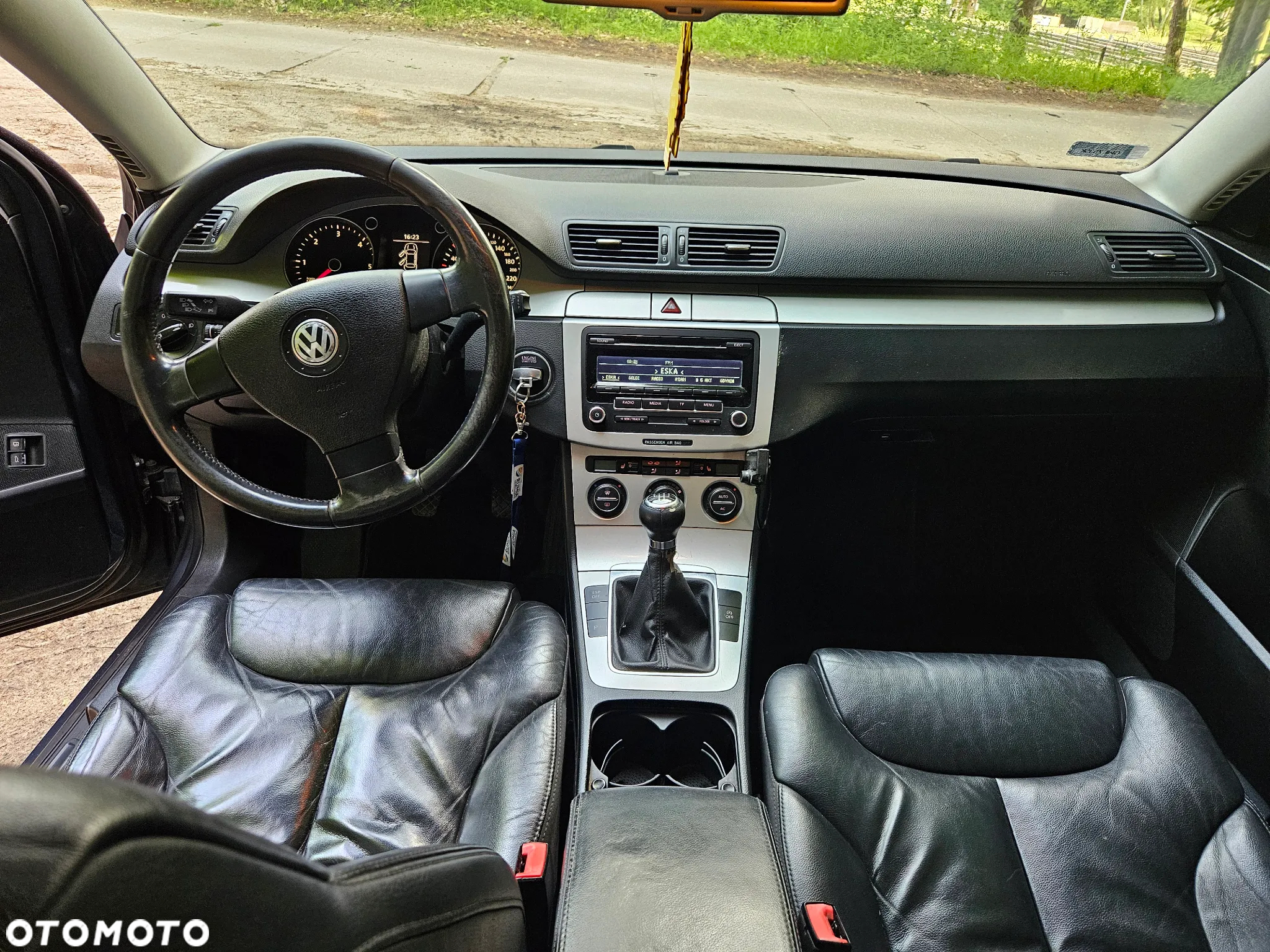 Volkswagen Passat 2.0 TDI DPF BlueMot Comfortline - 11