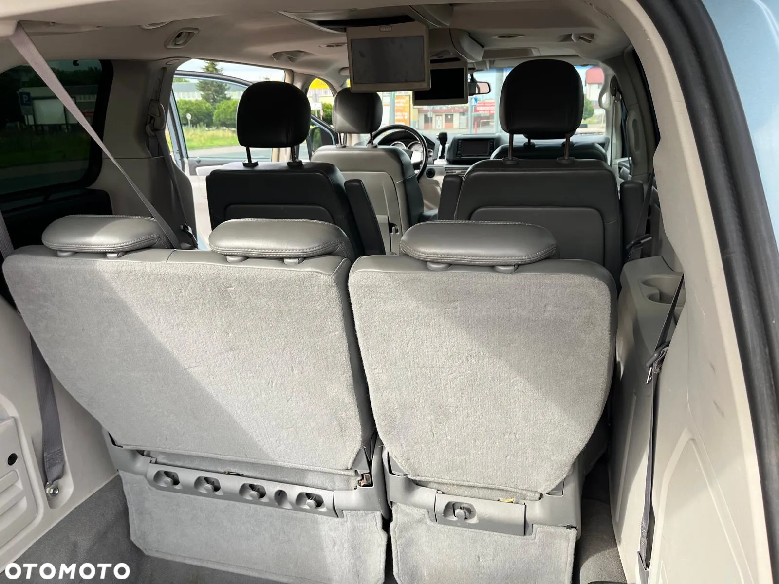 Volkswagen Routan - 13