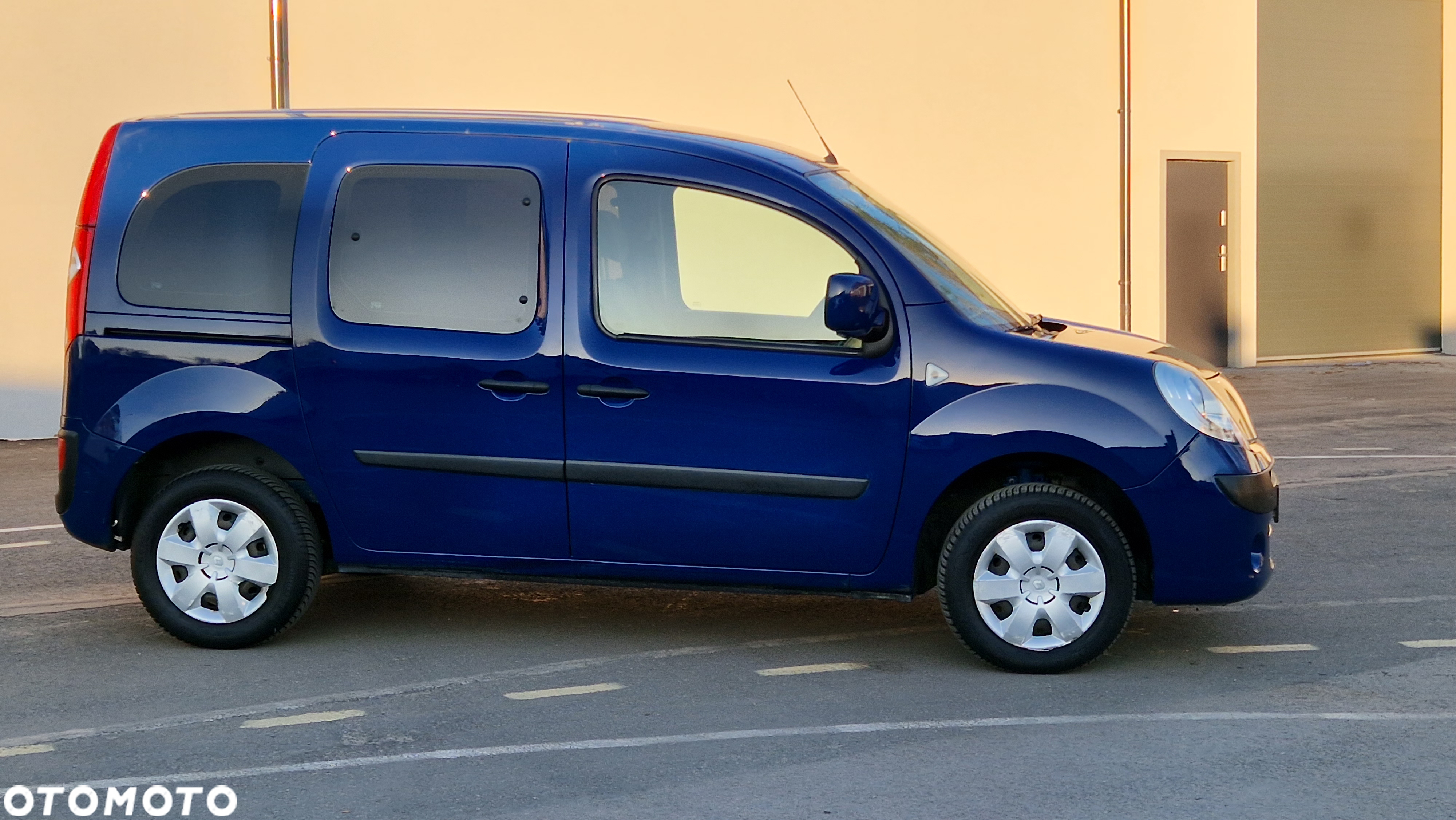 Renault Kangoo 1.6 8V 90 Happy Family - 4