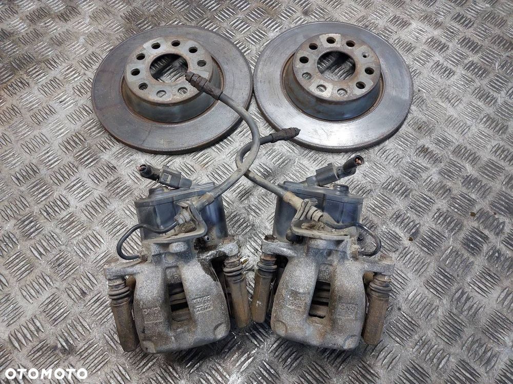 TARCZE HAMULCOWE TYŁ + KLOCKI + ZACISKI VOLKSWAGEN PASSAT B6 - 1