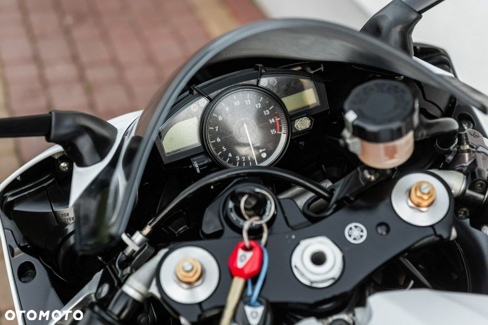 Yamaha R1 - 9