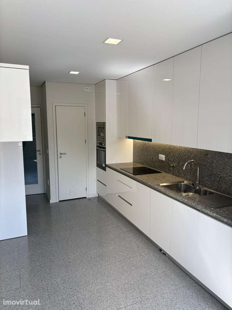 Apartamento T3 com varanda e garagem em Braga - Grande imagem: 3/14