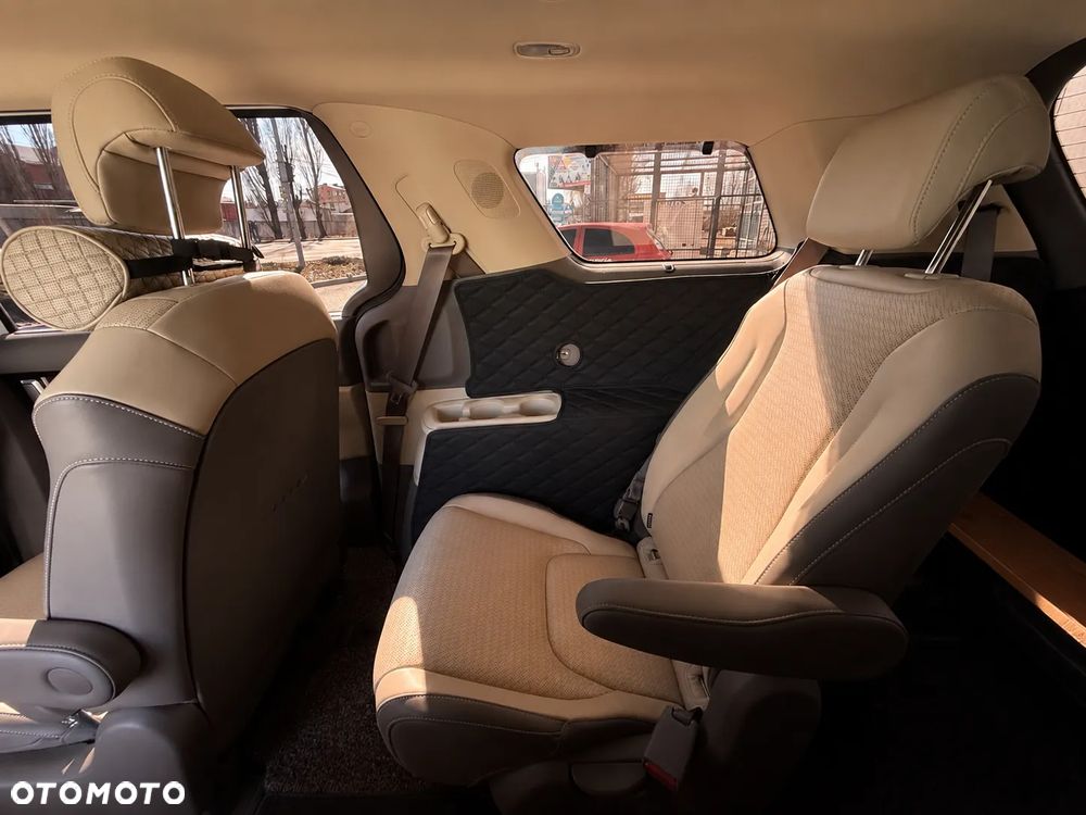 Kia Carnival - 14
