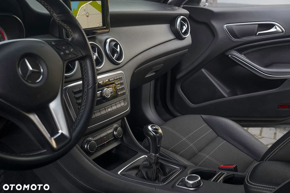Mercedes-Benz CLA 180 AMG Line - 20