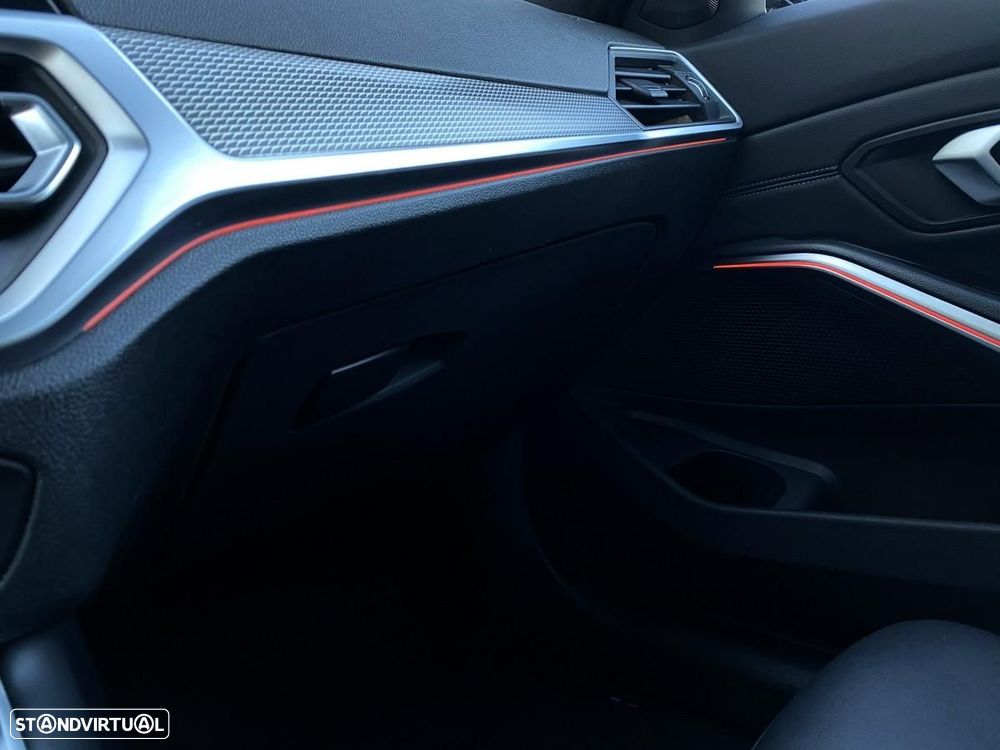 BMW 320 d Pack Desportivo M Auto - 28