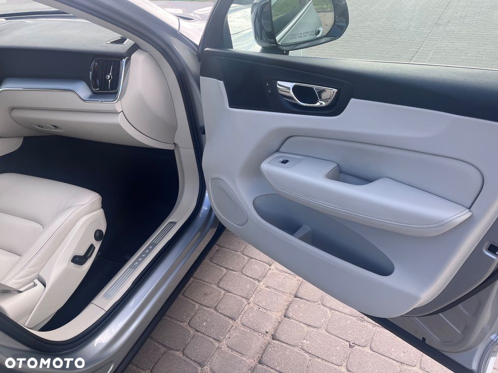 Volvo XC 60 T6 AWD Geartronic Momentum Pro - 23