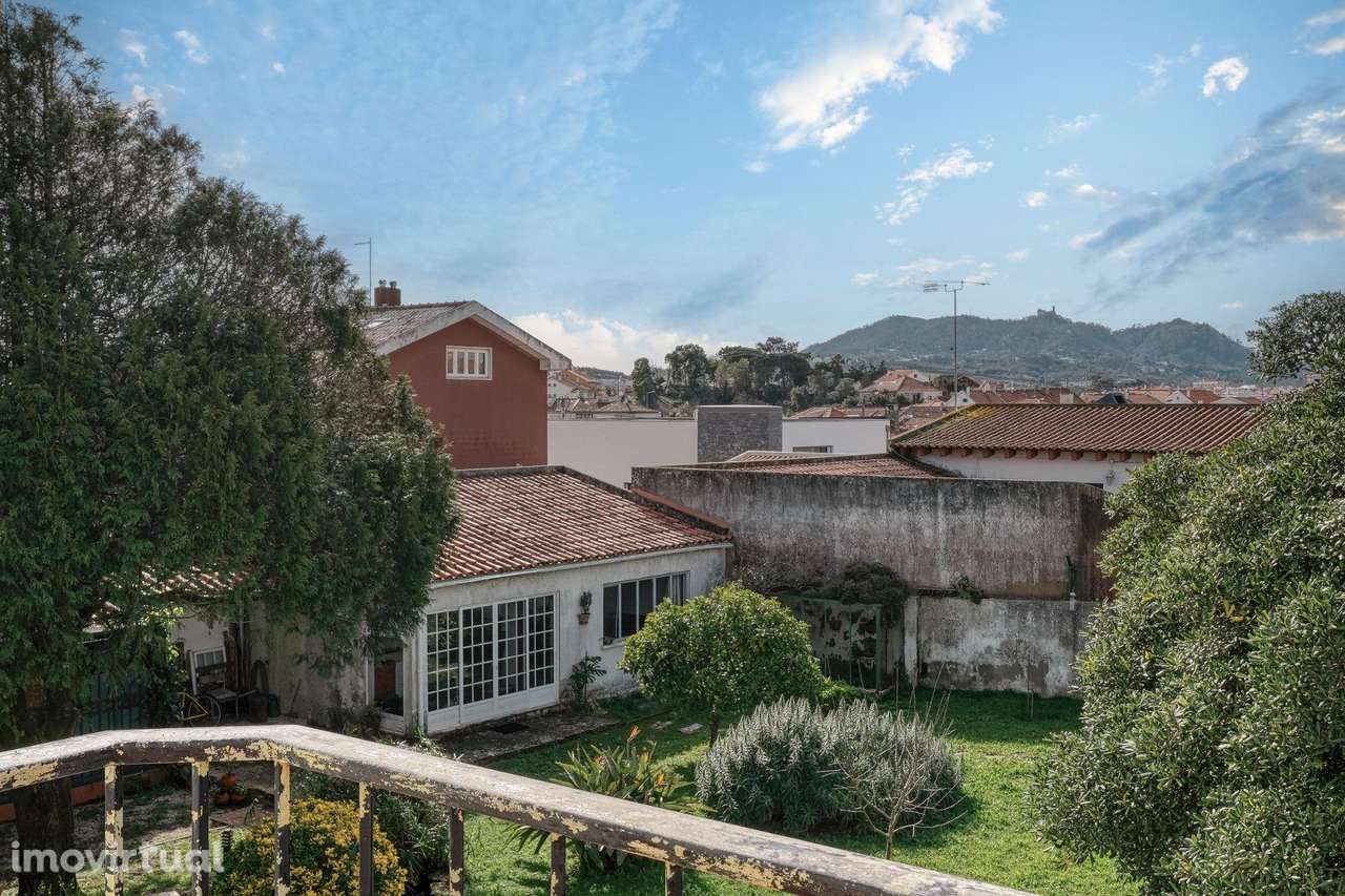 Moradia de Arquitectura Distinta dos Anos 70 com Grande Jardim a Sul - Grande imagem: 3/43