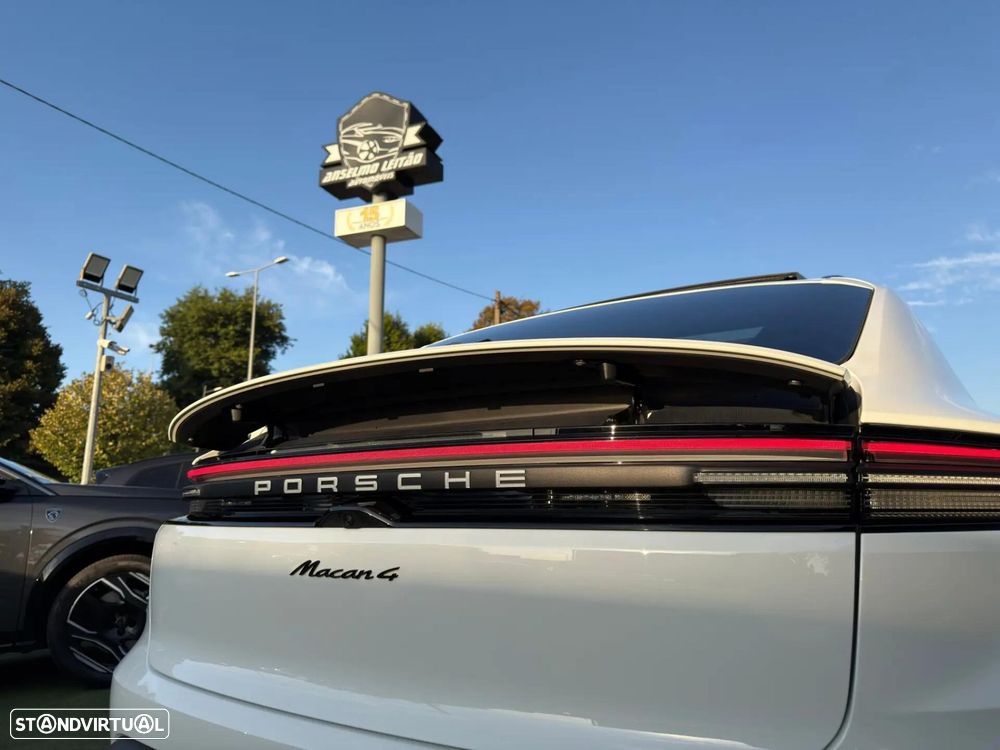 Porsche Macan Electric 4 - 7