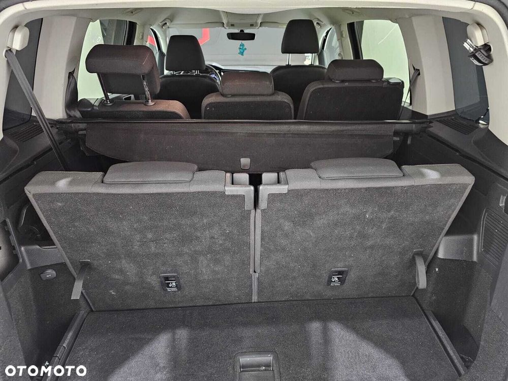 Volkswagen Touran - 11