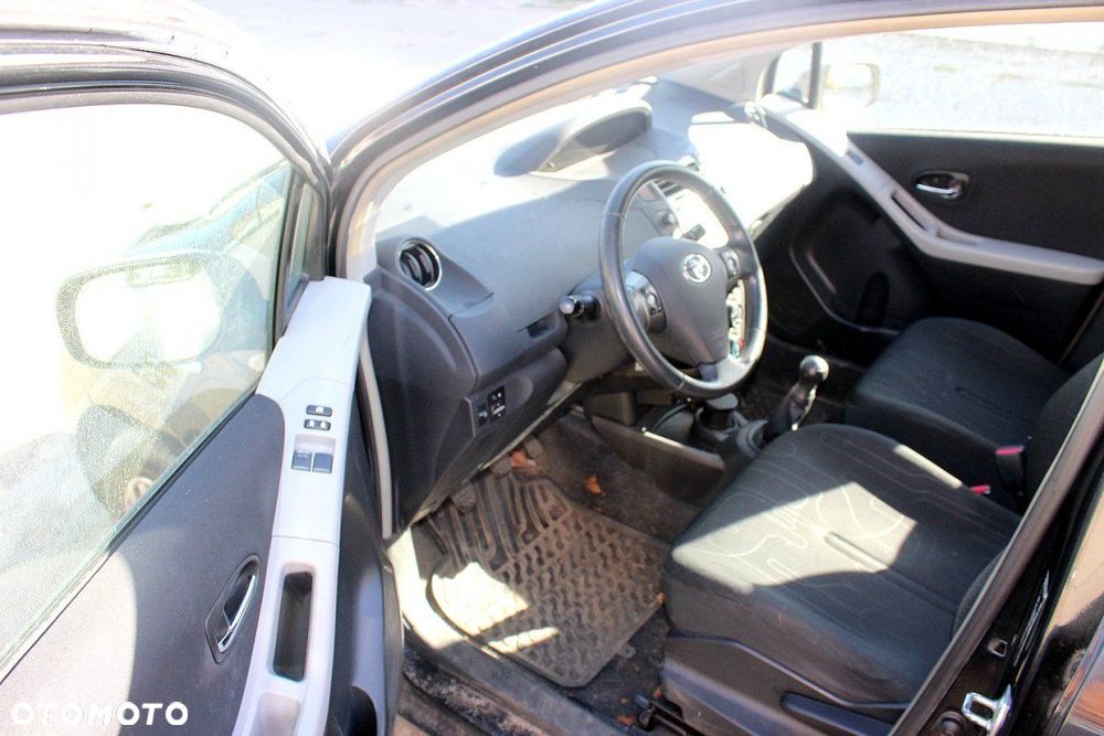 Toyota Yaris II XP90 2011 1.0VVTI 1KR HB5D (MASKA, ZDERZAK, LAMPA, BŁOTNIK, DRZWI, SZYBA, FOTEL) - 6
