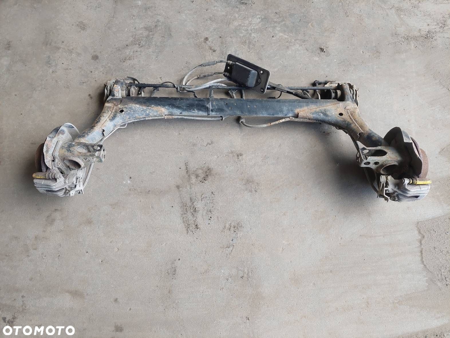 BELKA OŚ ZAWIESZENIA TYŁ TARCZE Z ABS ZACISKI HAMULCE AUDI A4 B5 - 1