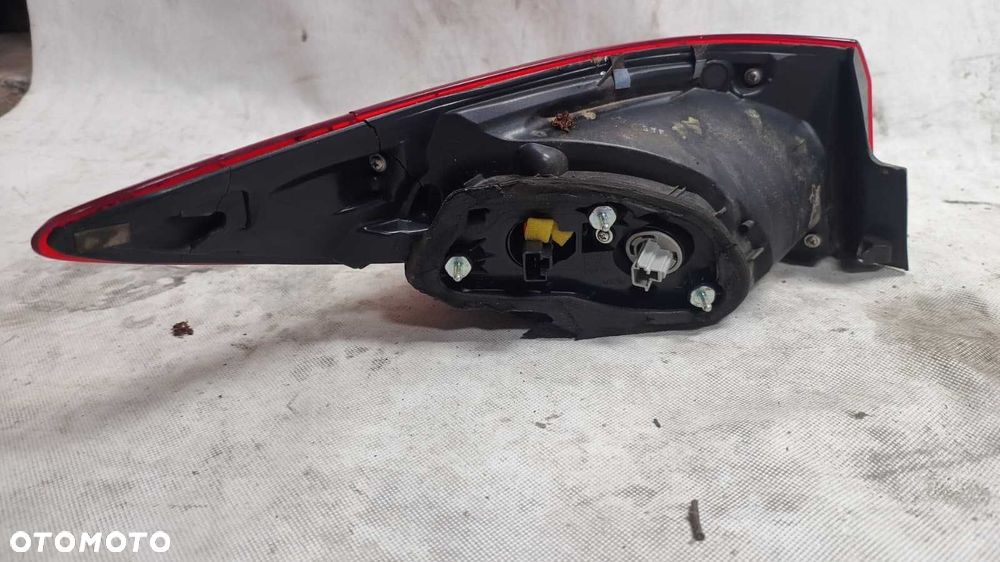 Lampa tylna zewnętrzna prawa Mazda 3 BM SEDAN uszkodzona - 4