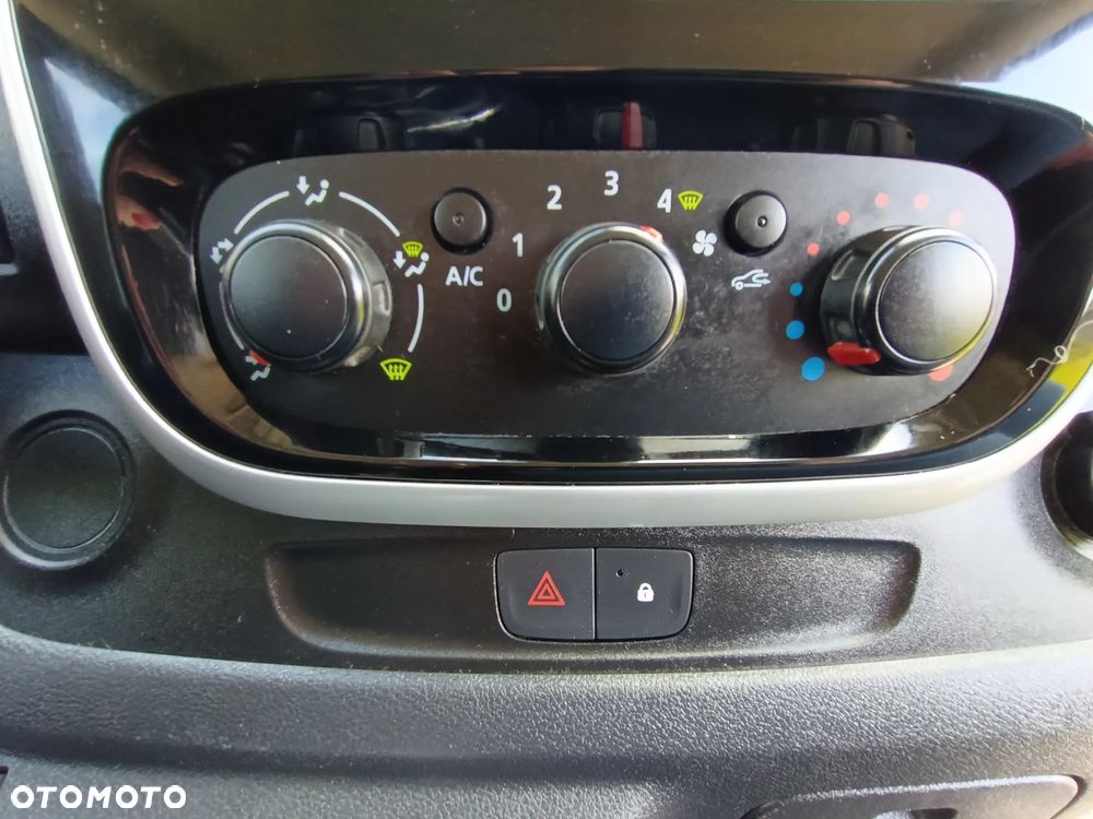 Renault Trafic L2H1 1.6 diesel 125kM 2018rok WEBASTO, CZUJNIKI PARKOWANIA, HAK, BAGAŻNIK DACHOWY, STAN BARDZO DOBRY! - 31