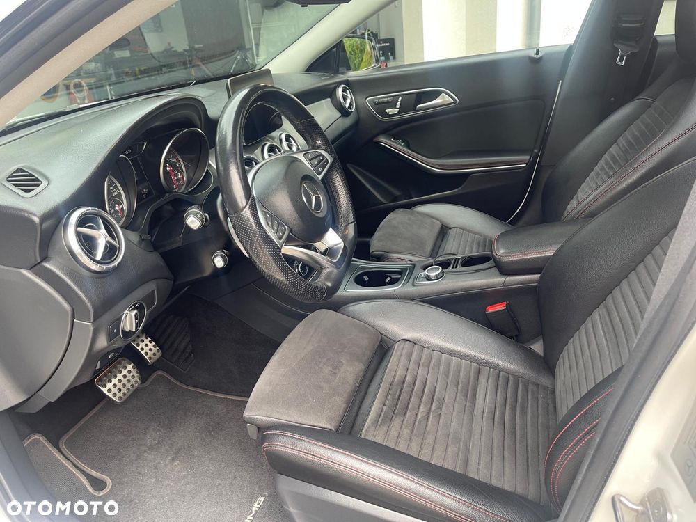 Mercedes-Benz CLA ver-220-4--matic-amg-line - 4