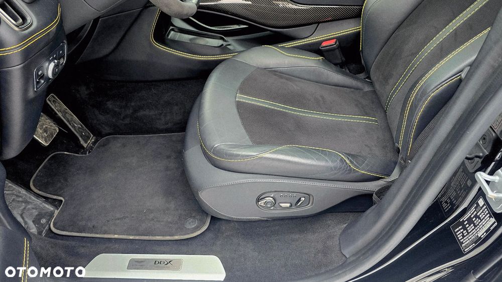 Aston Martin DBX - 11