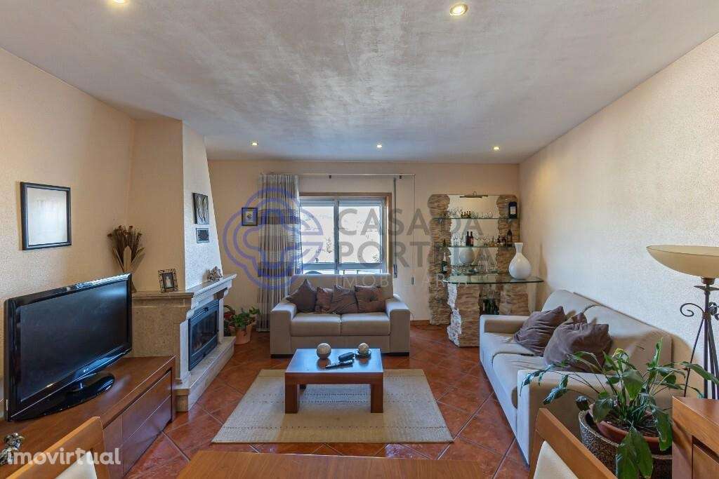 Apartamento T2 Totalmente Renovado junto à Av. da Carvalha em Fânzeres - Grande imagem: 3/25