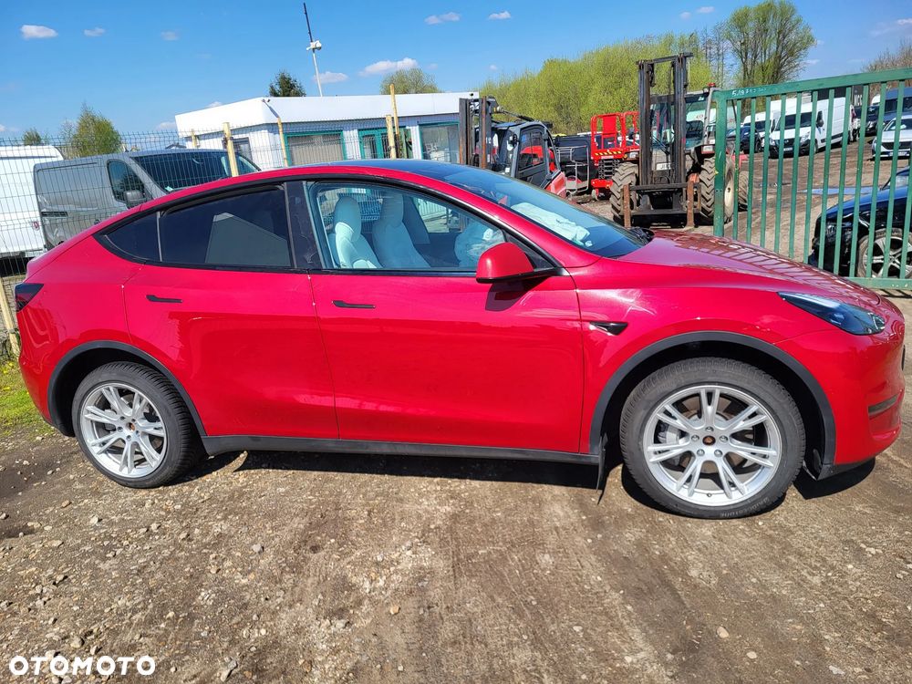 Tesla Model Y - 4