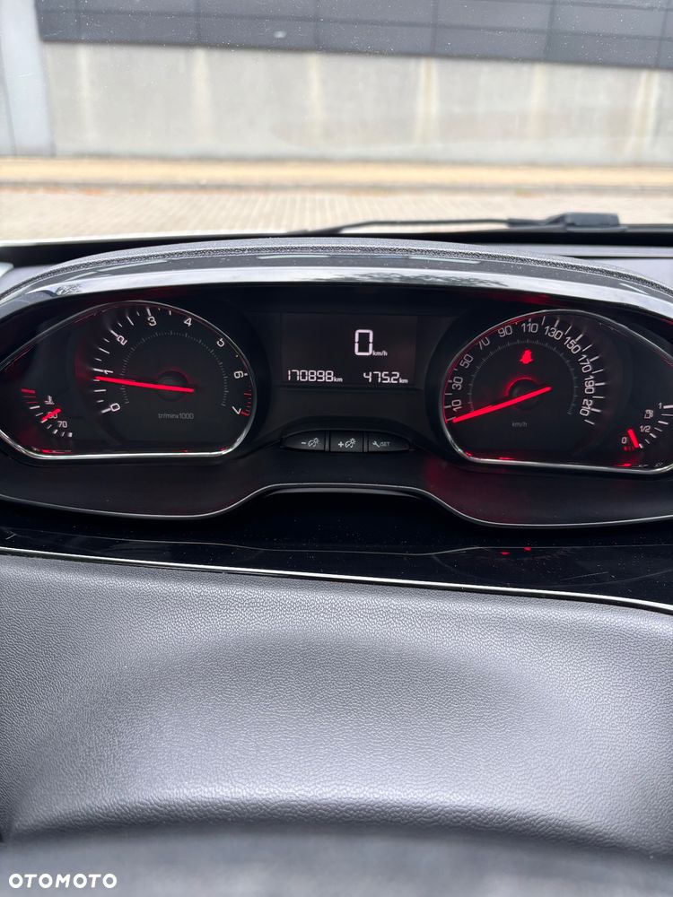 Peugeot 208 - 11