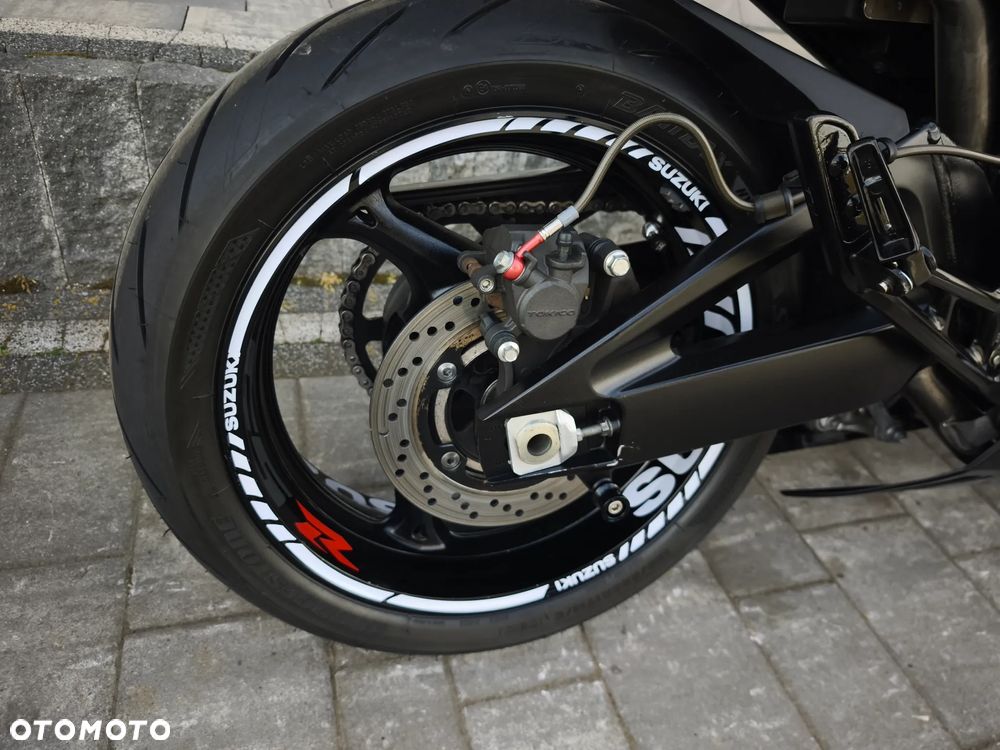 Suzuki GSR - 8
