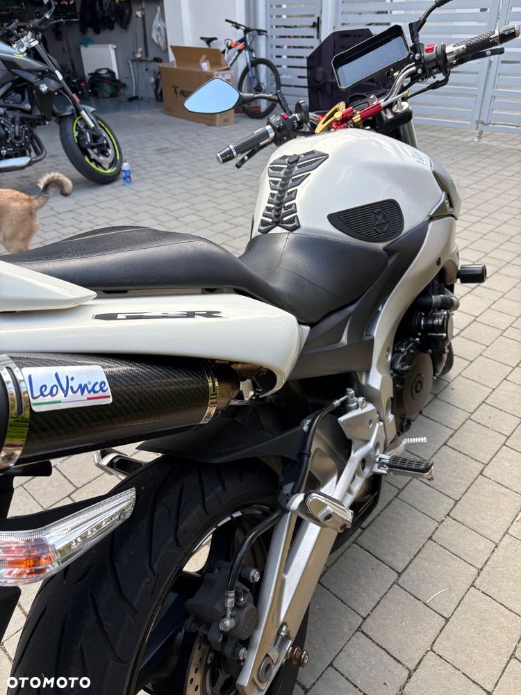 Suzuki GSR - 8