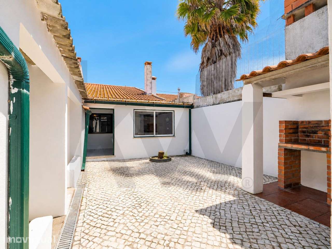 Moradia térrea com quintal, garagem, anexos e enorme potencial no cent - Grande imagem: 2/26