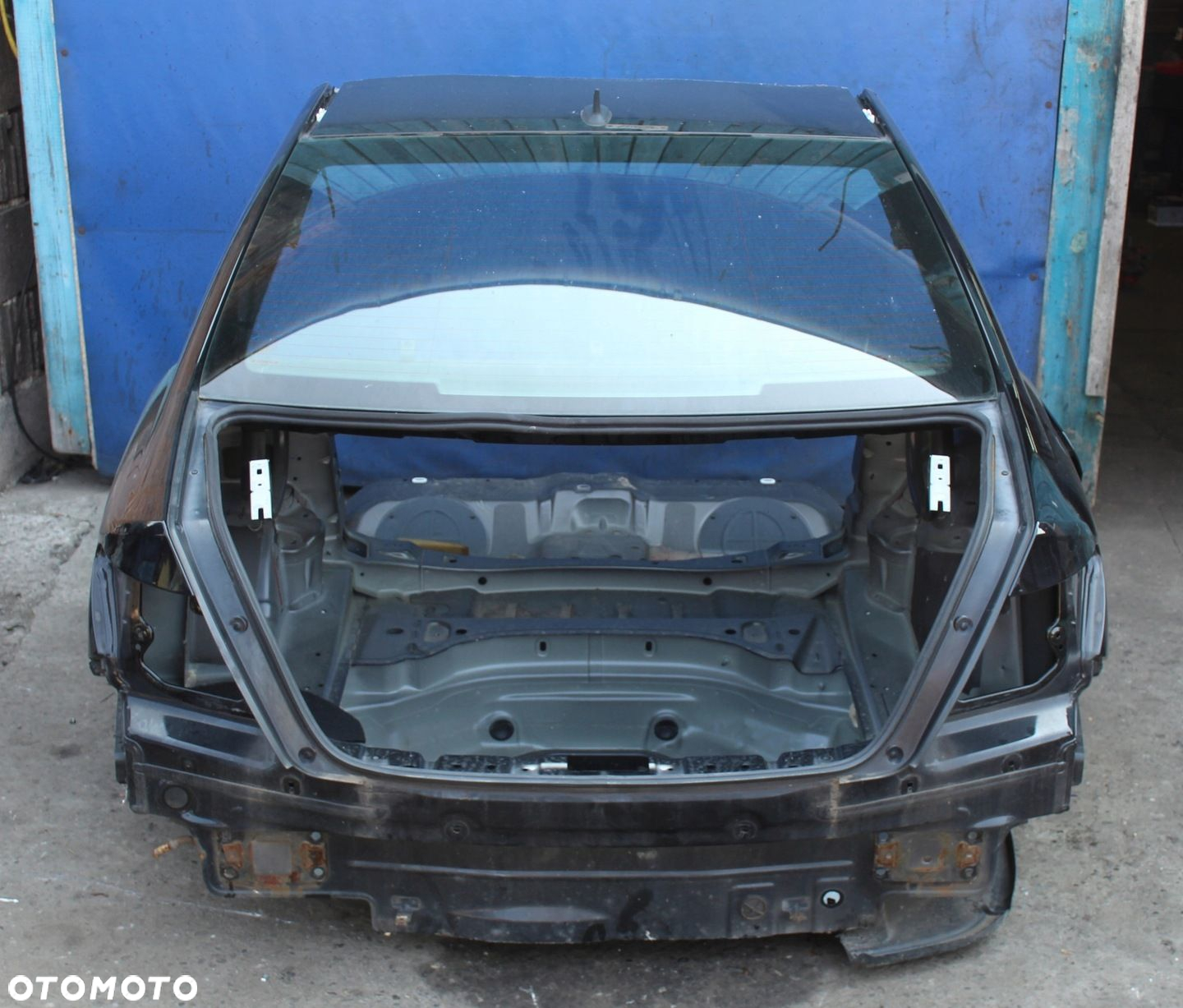 ĆWIARTKA BŁOTNIK TYŁ MERCEDES W204 SEDAN - 2